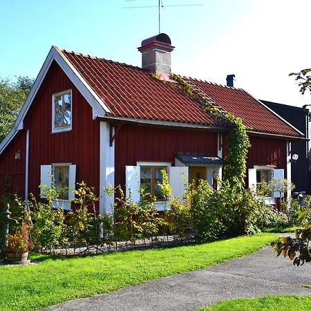 Rustik Stuga Med Lantlig Kaensla Naera Oerebro City Exterior photo